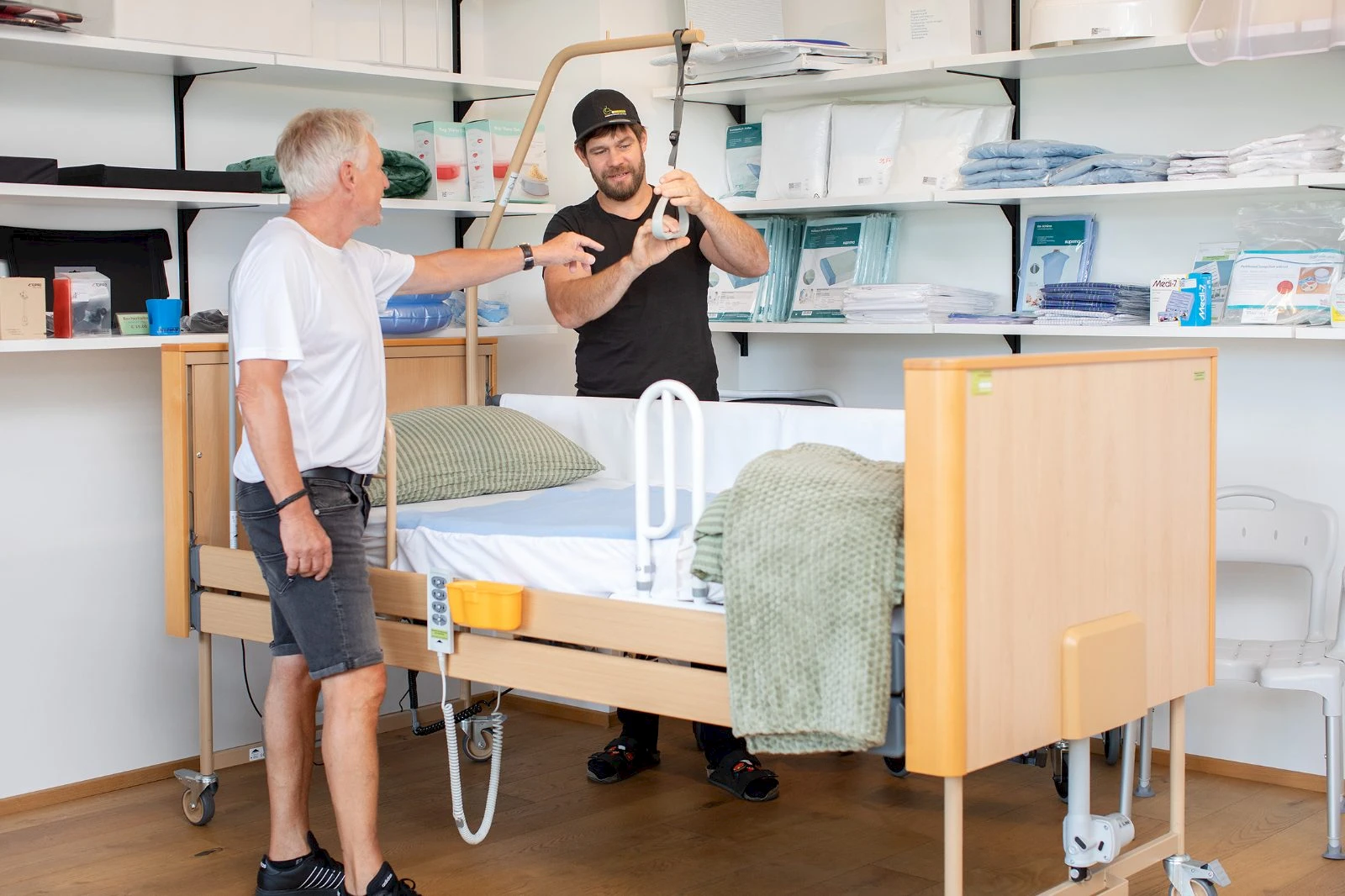 Erklärung eines Pflegebetts mit Aufrichter im Geschäft